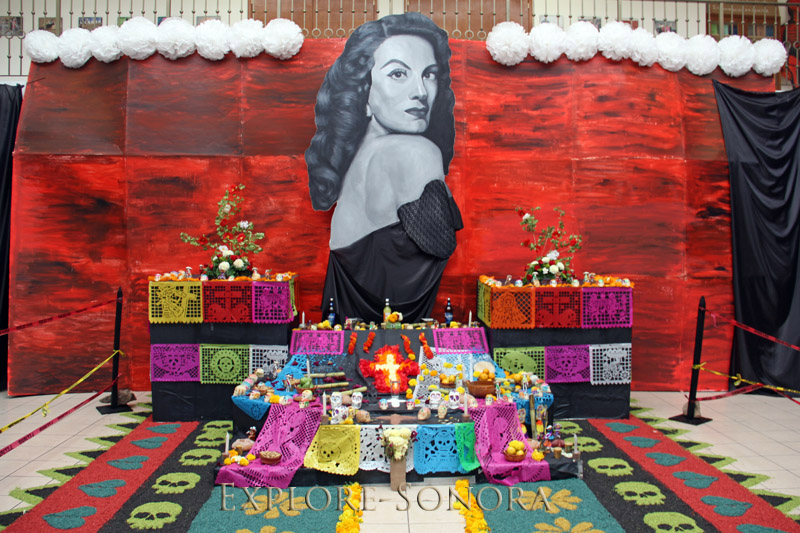 Un gran altar del Día de Muertos dedicado a la actriz mexicana Maria Felix