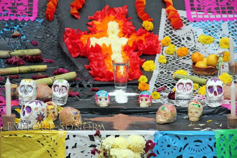 Elementos tradicionales de un altar del Día de Muertos - Explore Sonora
